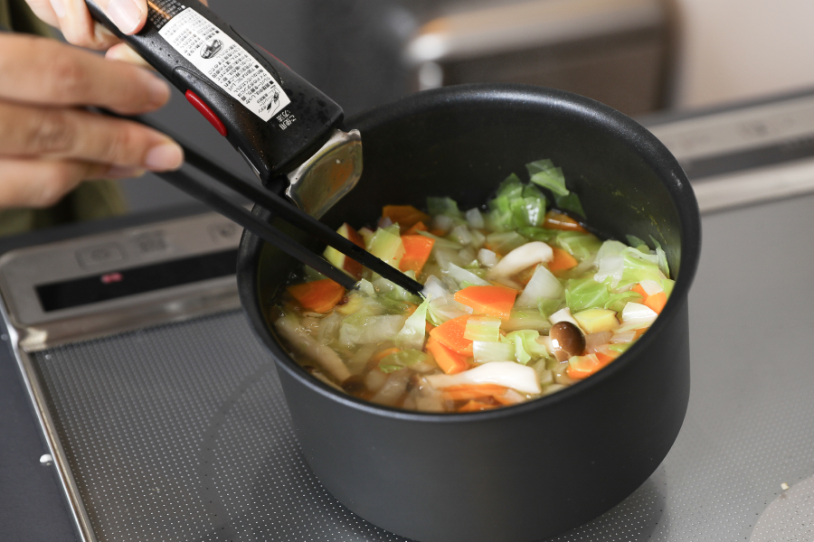 4.腸活スープ|甘酒味噌の具だくさん塩麹スープ