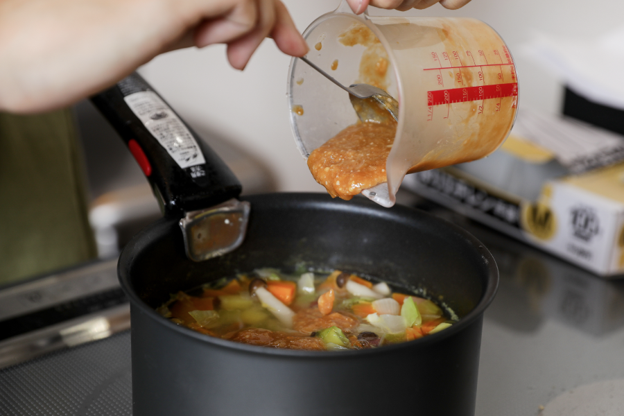 4.腸活スープ|甘酒味噌の具だくさん塩麹スープ