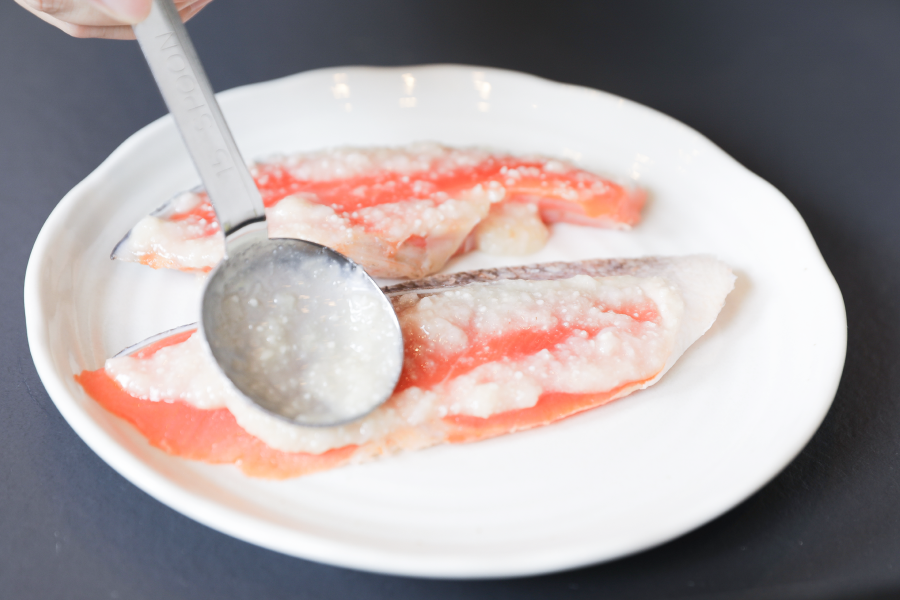 ステップ3.肉や魚を麹に漬ける