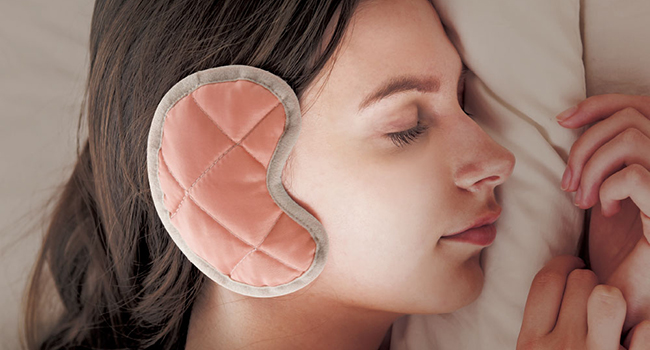 寝つきが悪くてお悩みの方へ。耳を温めるだけでぐっすり眠れる！？最新快眠グッズ『MIMION(ミミオン)』
