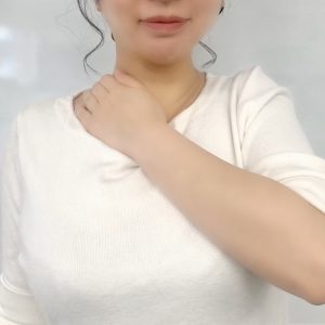 肩こりにサヨナラ リモートワーク中など自宅で簡単にできるストレッチやヨガポーズ 肩こりの原因別 3選 Amepla 肩こりにサヨナラ リモートワーク中など自宅で簡単にできるストレッチやヨガポーズ 肩こりの原因別 3選 Amepla