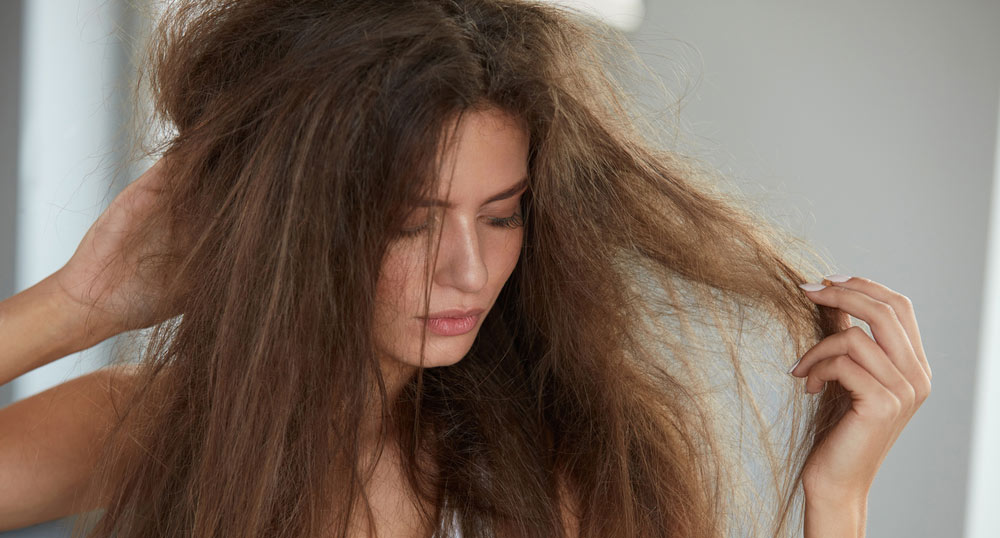 髪がパサつく原因とは?乾燥が気になるときのヘアケア方法