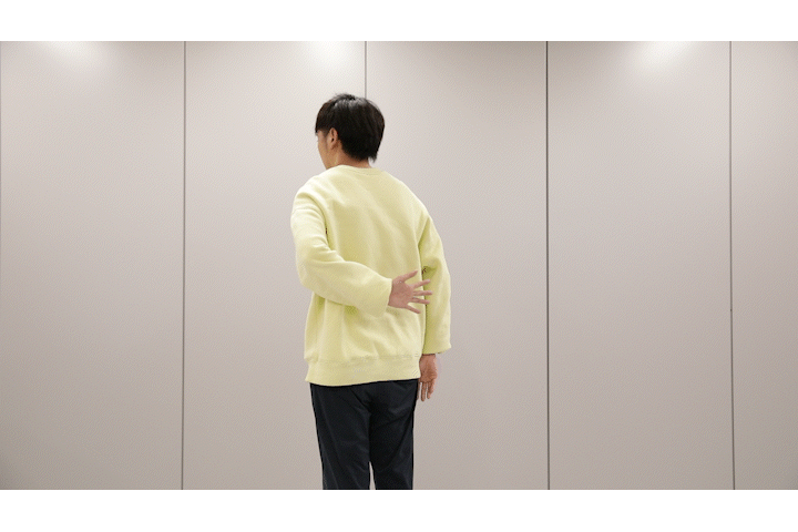 片手を背中に付けて離したりつけたりできる