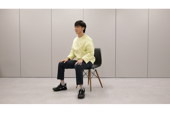 後ろの背もたれを両手でつかむことができる