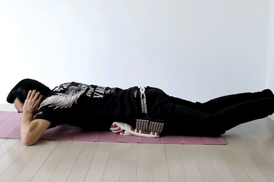 上体を反らして3秒キープして戻します