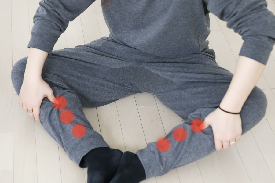 脛骨の脇を数カ所親指で押して痛みがないか確認します。
