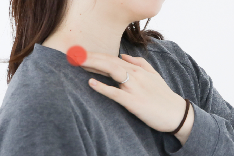 鎖骨の内側に人差し指を当てて、位置を変えて押しながら痛みがないか確認します。