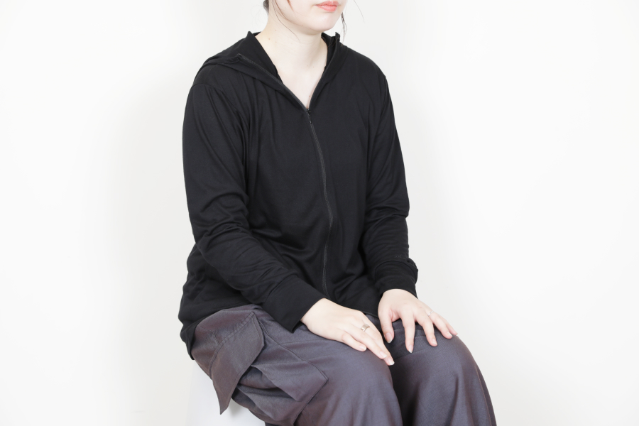 1. 椅子に座り、リラックスする。