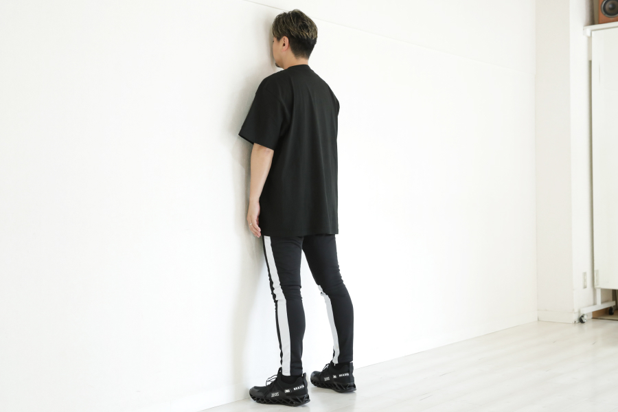 1.壁に向かい、足を肩幅に開いて立つ。