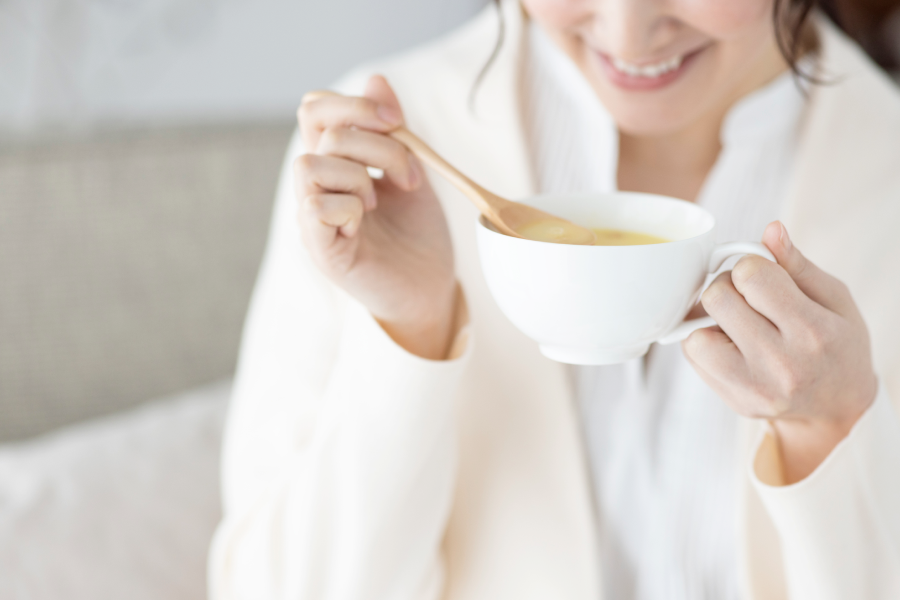 スープ飲むイメージ