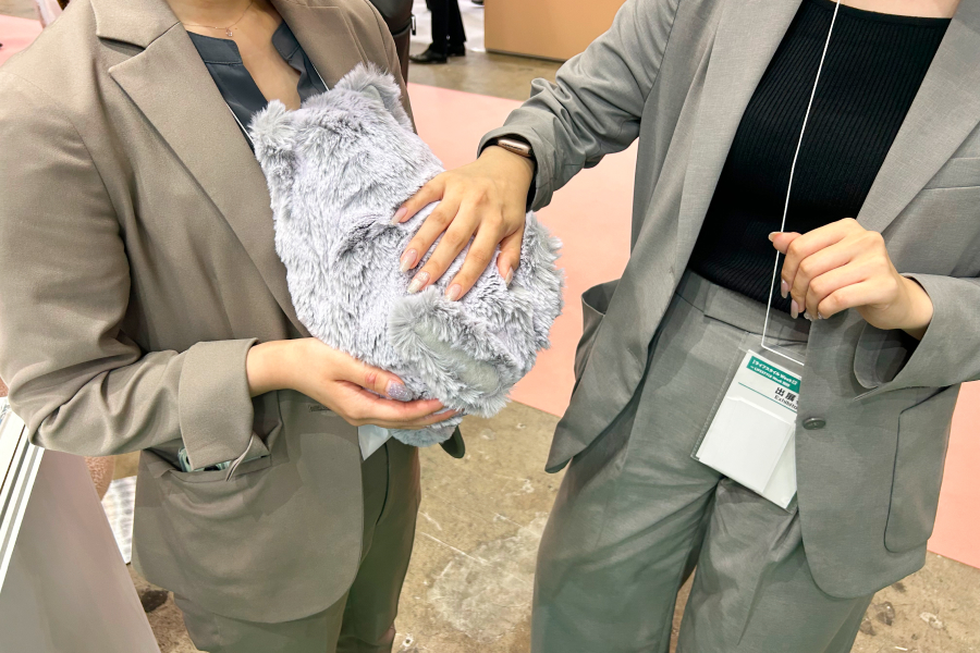 うたたねこと女性二人