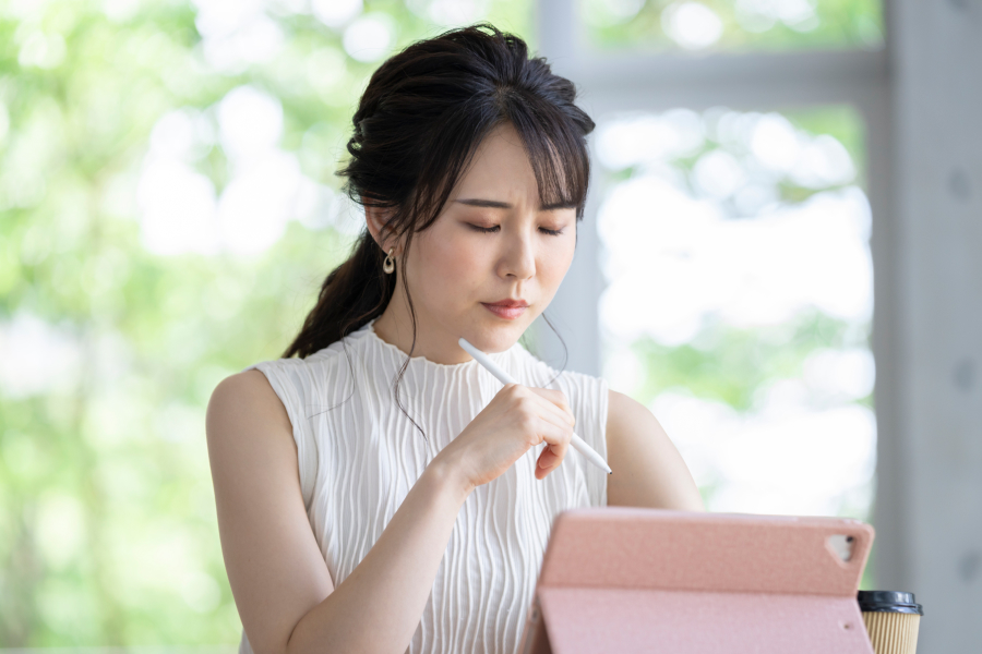 目を閉じる