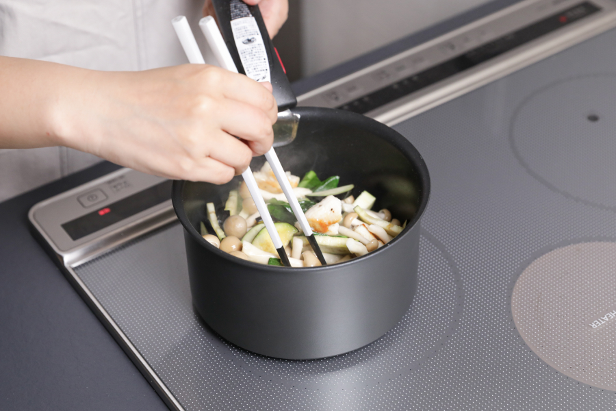 3. 鍋にごま油を熱し、鶏肉を中火で両面焼き、焼き色がついたら1の野菜を加え、しんなりするまで炒める。