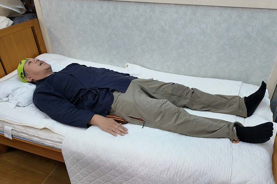 2.膝をそろえて立て、手はお腹の上で組む。
