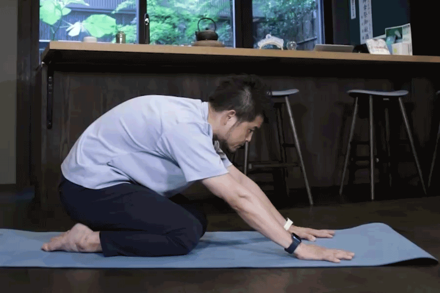 四つん這いの姿勢に戻る