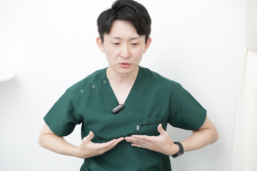 樋口さん：最初は硬くてなかなか指が入りにくいかもしれませんが、心配いりません。呼吸に合わせて続けていくうちに、少しずつ緩んでいくのを感じられるはずです。