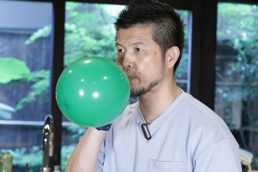 風船に空気を入れる様子