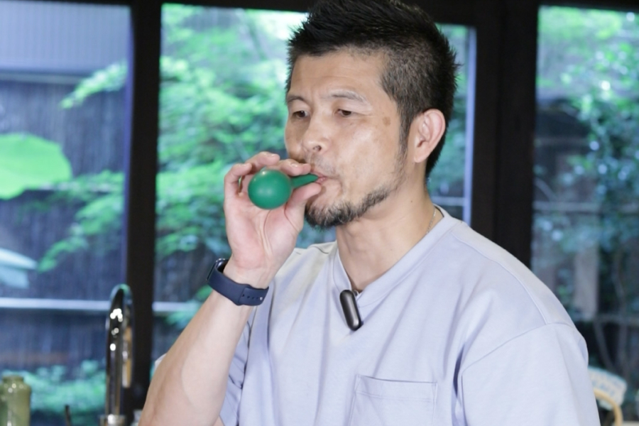 風船をくわえる様子